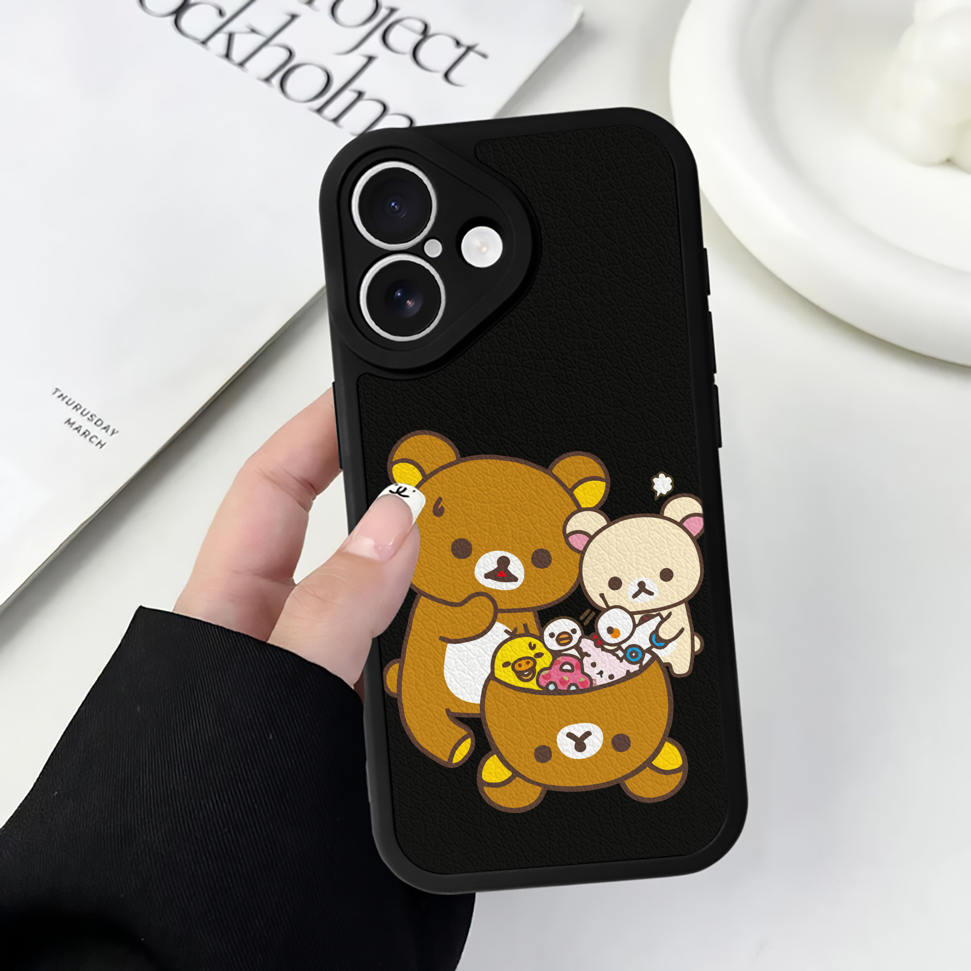 （画像用） リラックマ リラックマ キイロイトリ Rilakkuma Korilakkuma Kiiroitori 【iPhone 16シリーズ対応】シリコンスマホケース（レザー調） 材質：シリコン